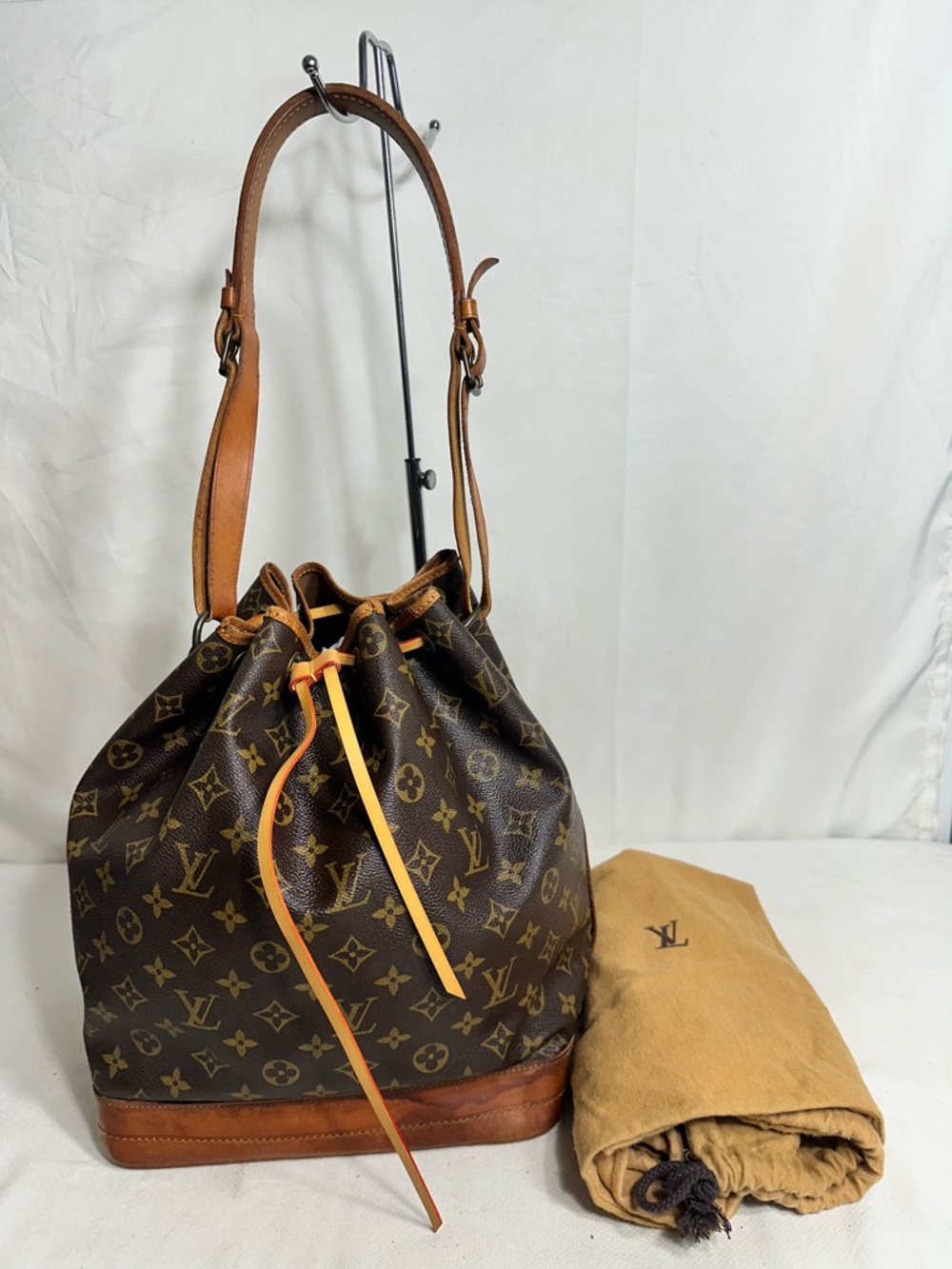 Louis Vuitton Shoulder Bag - Picture 2 of 11